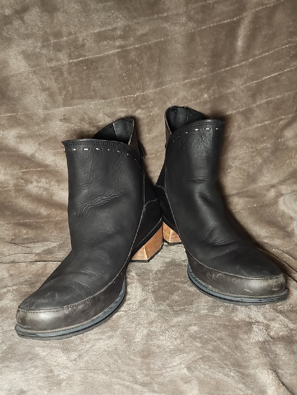 Chaco Cataluna Men's Black Leather Chukka Boot with Wooden Heel Accent